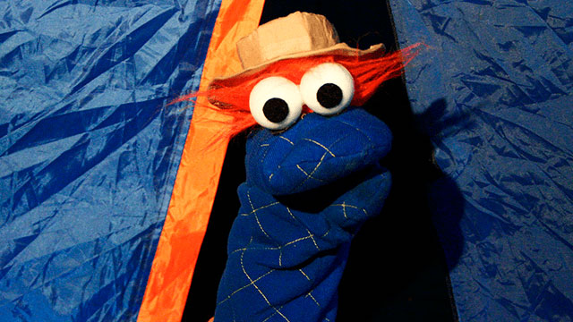 El Guante Parlante en su campamento