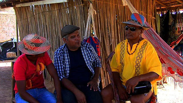 hombres wuayuus hablando dentro de una choza