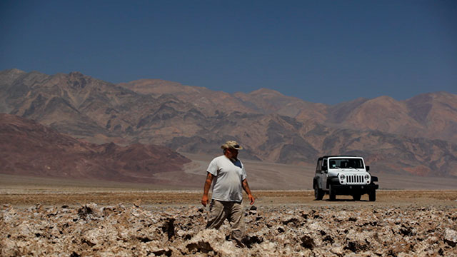 Jeep en desierto, Hijos de las estrellas, Hombre en el desierto, planeta de venus, aprender sobre venus, ver hijos de las estrellas, programas de contenido indigena, series indigenas, series gratis, series online, series de señal colombia, series educativas, series documentales gratis