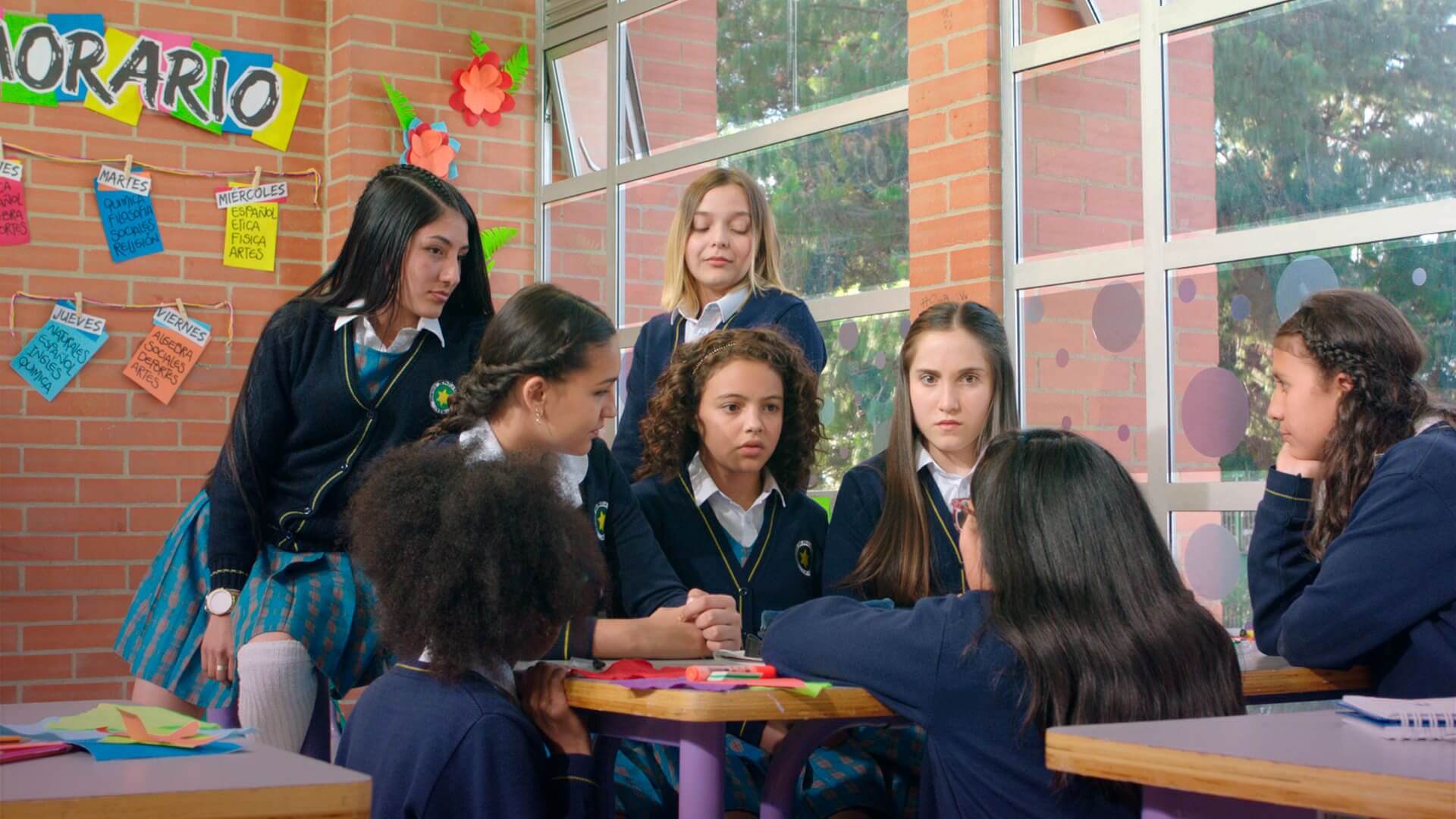 Reunión en plena clase, chisme en clase, Álex de todas formas, ver Álex de todas formas,  adolescencia, series de señal colombia, series gratis, series online, series para adolescentes
