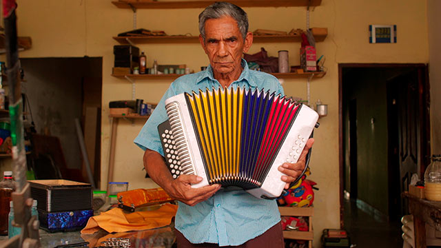 Hombre, acordeón, vallenato, música, bandera de colombia, RTVCPlay, señal colombia 
