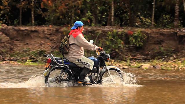 Hombre en moticicleta