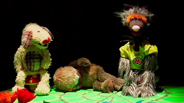 títeres de un oso perezoso y una oveja