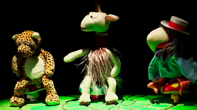 títeres de un ave, un jaguar y una llama