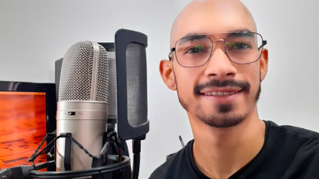 Hombre calvo frente al micrófono