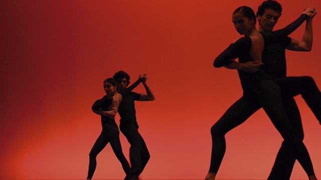 dos parejas de bailarines de ballet danzando en una presentación