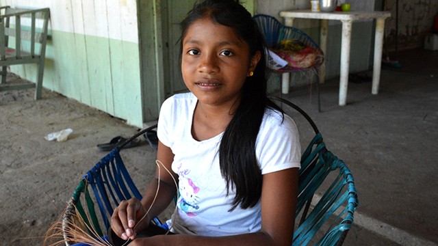 niña sentada en una silla