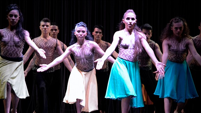 grupo de bailarines de ballet folclórico en una presentación