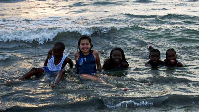 grupo de niños sonriendo y disfrutando en el mar