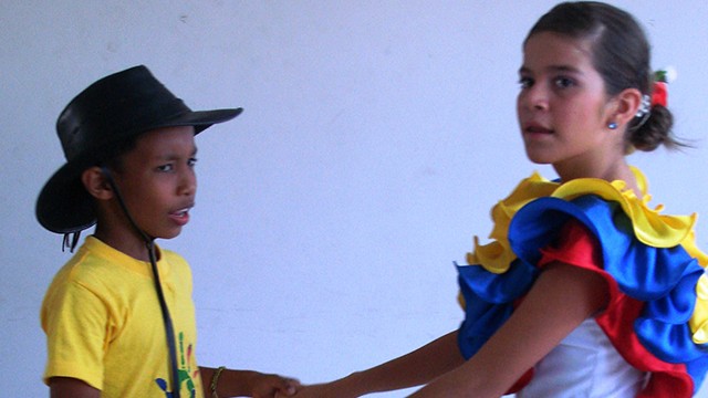 dos niños con trajes típicos llaneros bailando