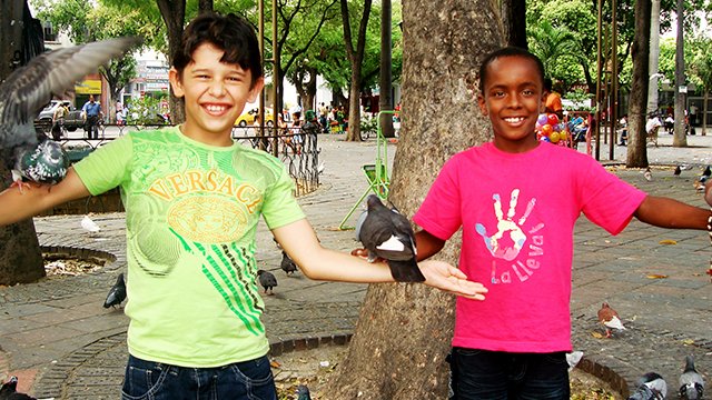dos niños divirtiéndose en un parque