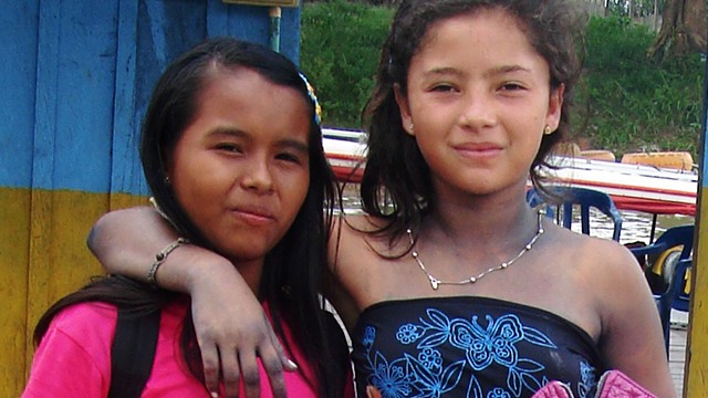 dos niñas sonriendo abrazadas