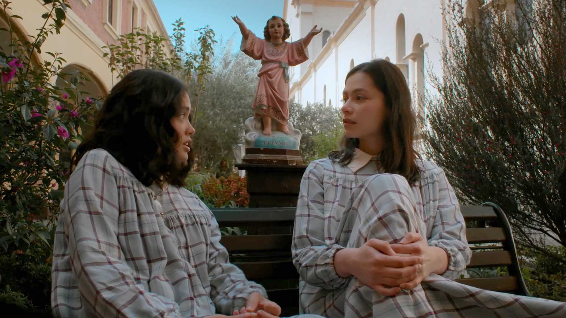 dibujante, bordadora, regalo de cumpleaños, pobreza en colombia, Emma Reyes, ver  Emma Reyes, biografia de emma reyes, personajes colombianos, emma reyes, series online, series gratis, pobreza, familias colombianas