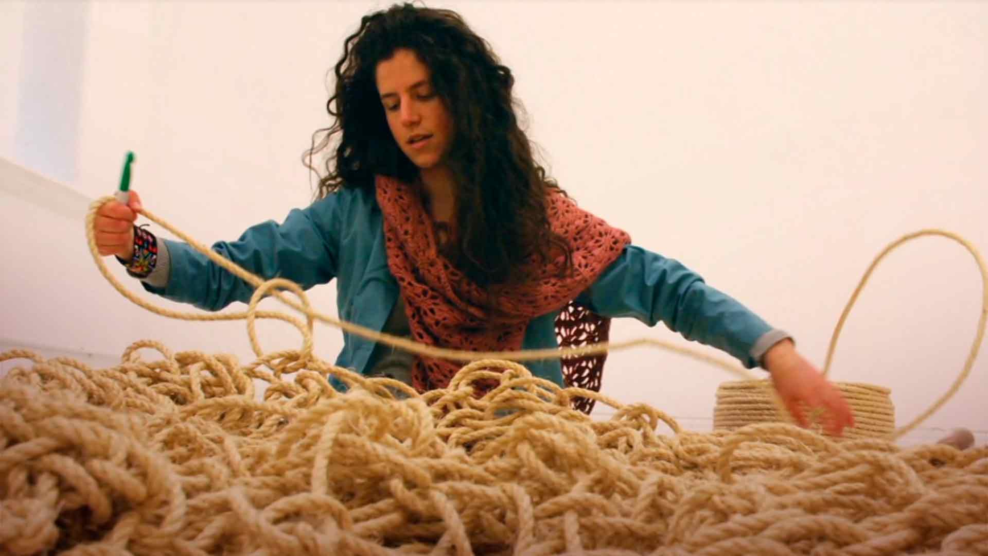 La artista Cristina Figueroa tejiendo con una cabuya Artecámara presenta serie documental gratis