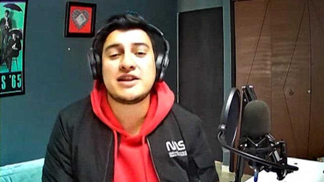 Sammy con audífonos