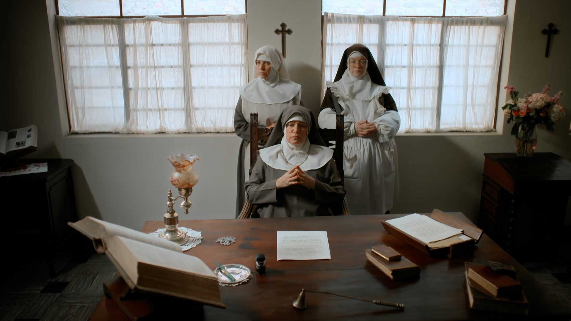 madre superiora, ceremonia, convento, primera comunion, pobreza en colombia, Emma Reyes, ver  Emma Reyes, biografia de emma reyes, personajes colombianos, emma reyes, series online, series gratis, pobreza, familias colombianas