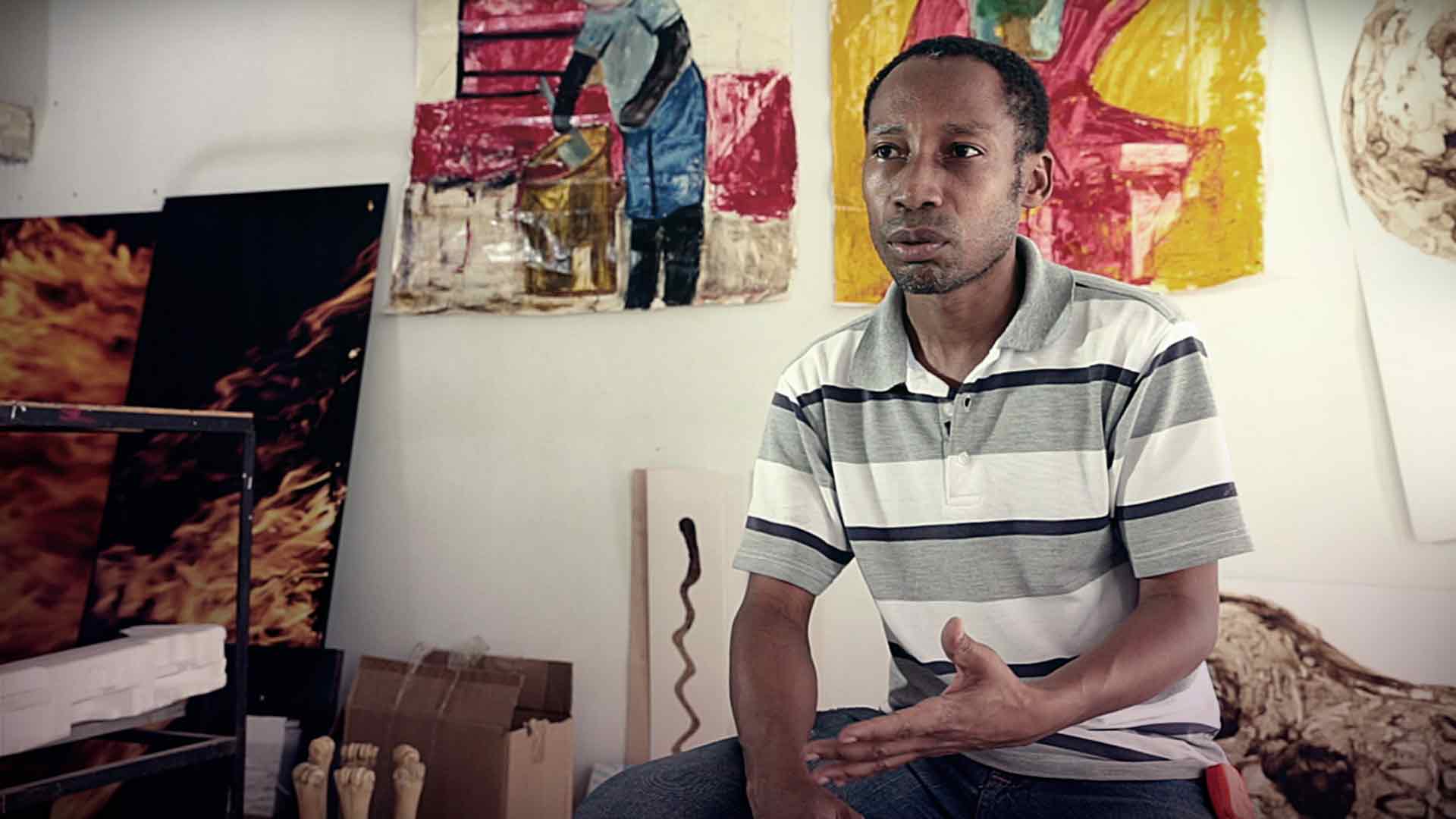 El artista afro Fabio Palacios en su taller rodeado de pinturas y objetos Artecámara presenta serie documental