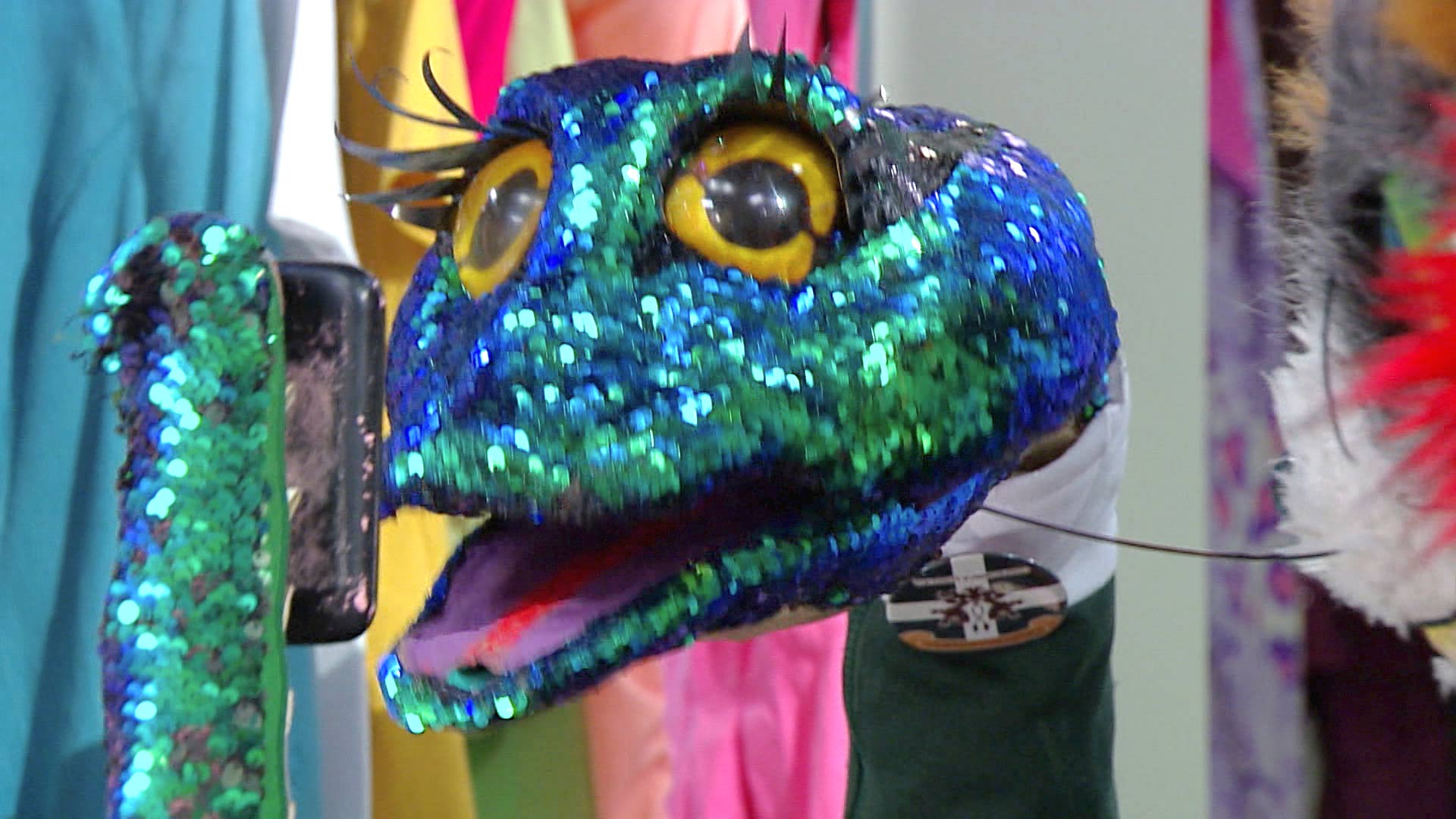 serpiente hecha de lenejuelas con ojos gigantes