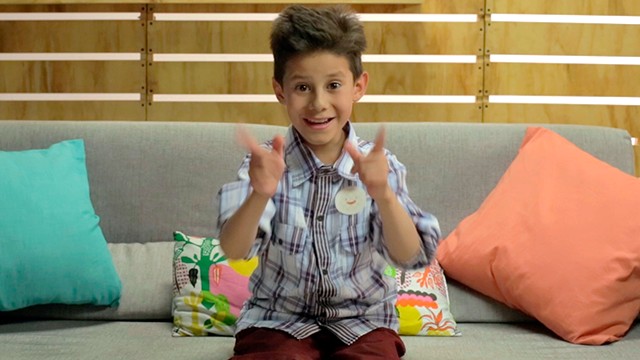 niño muy feliz en el sofá