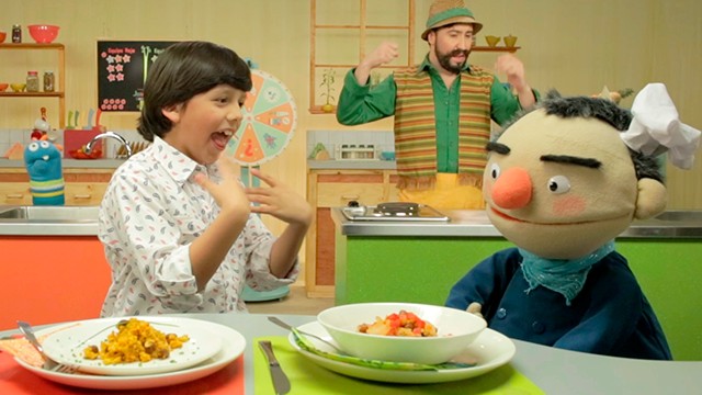 niños emocionados en la cocina