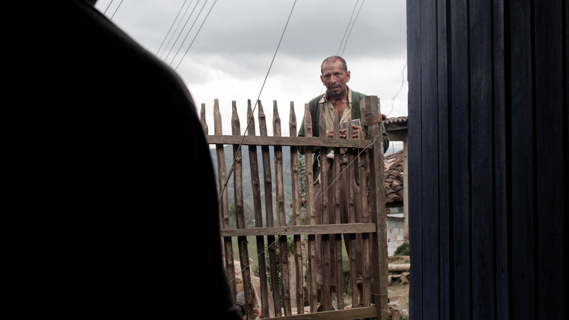 Hombre viejo detrás de cerca, pordiosero, Dos caminos, ver viacrucis gratis, series completas, series religiosas, viernes santo, religion, series online