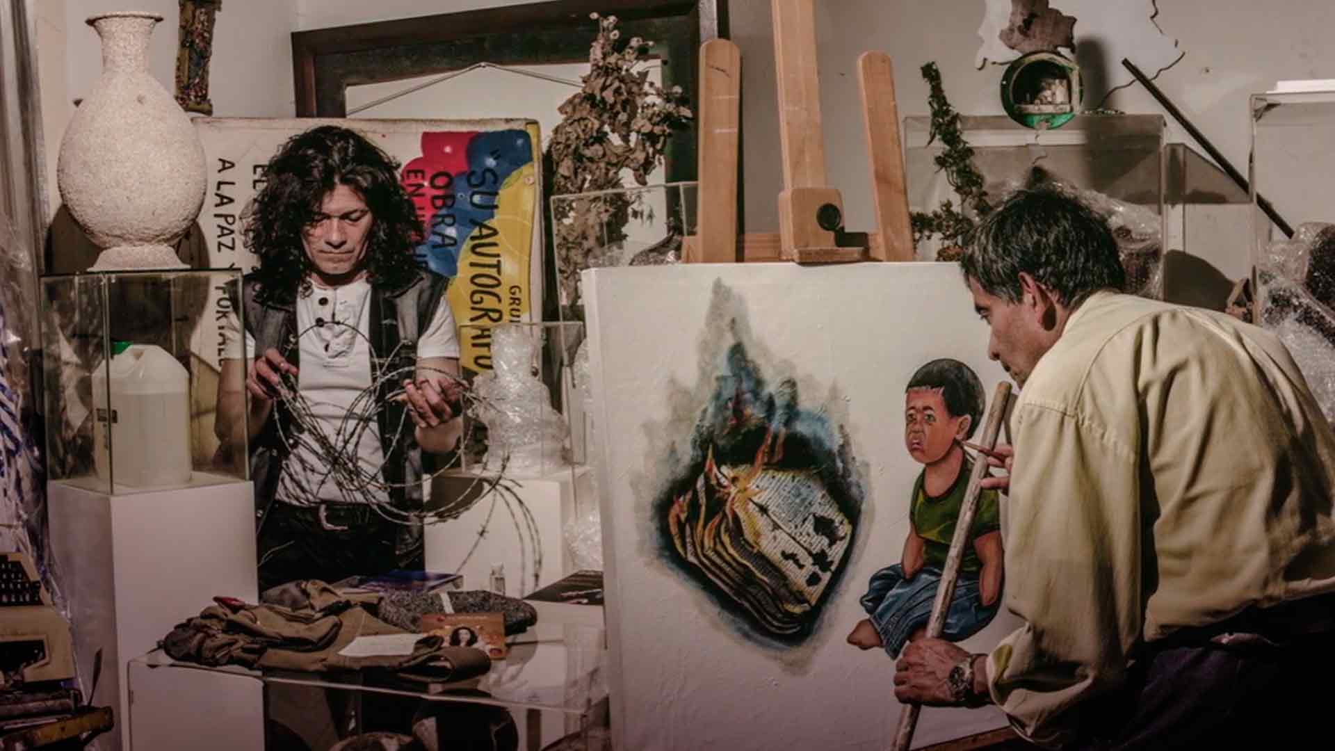 Artista con un alambre de púas en su mano serie documental Artecámara presenta