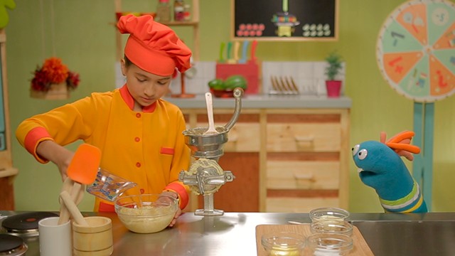 niño con la batidora en la cocina