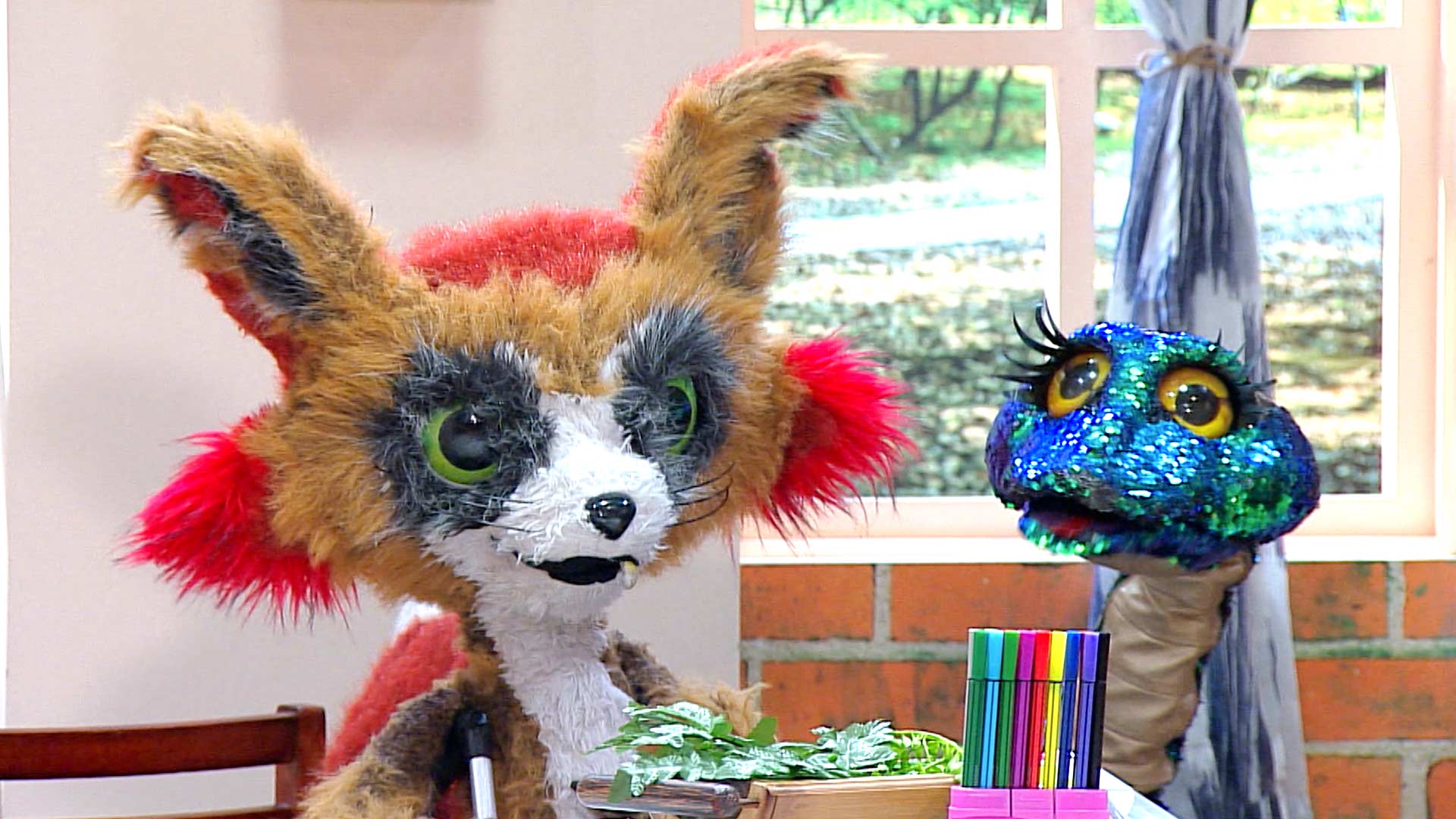 Títere de serpiente y de zorro con unos marcadores 