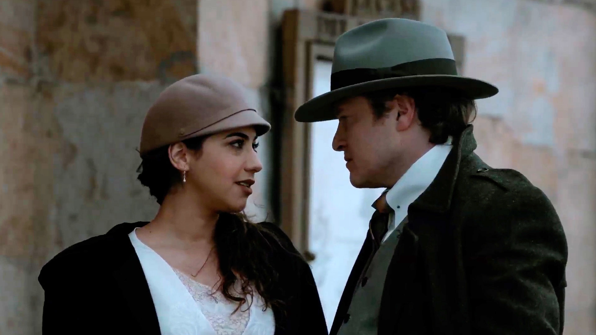 Una pareja de enamorados, Emma Reyes, biografia de emma reyes, personajes colombianos, emma reyes, series online, series gratis, pobreza, familias colombianas