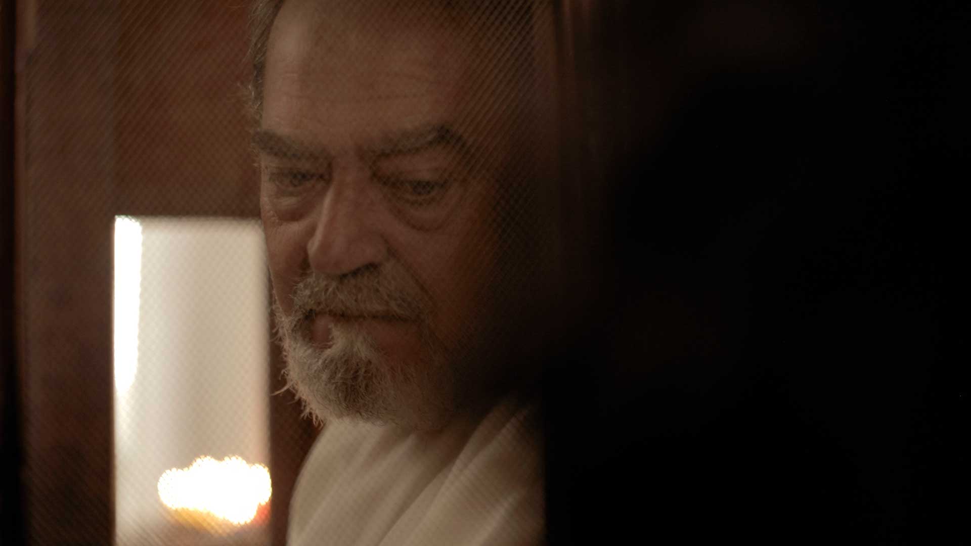 hombre edad mirando hacia abajo,semana santa, plegarias, religiosidad, Dos caminos, ver viacrucis gratis, series completas, series religiosas, viernes santo, religion, series online