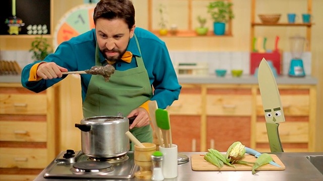 chef en la cocina observando su cuchara