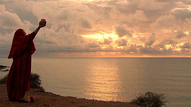 Atardecer, mujer, mar, ritual, familia, parejas, RTVCPlay, serie documental 