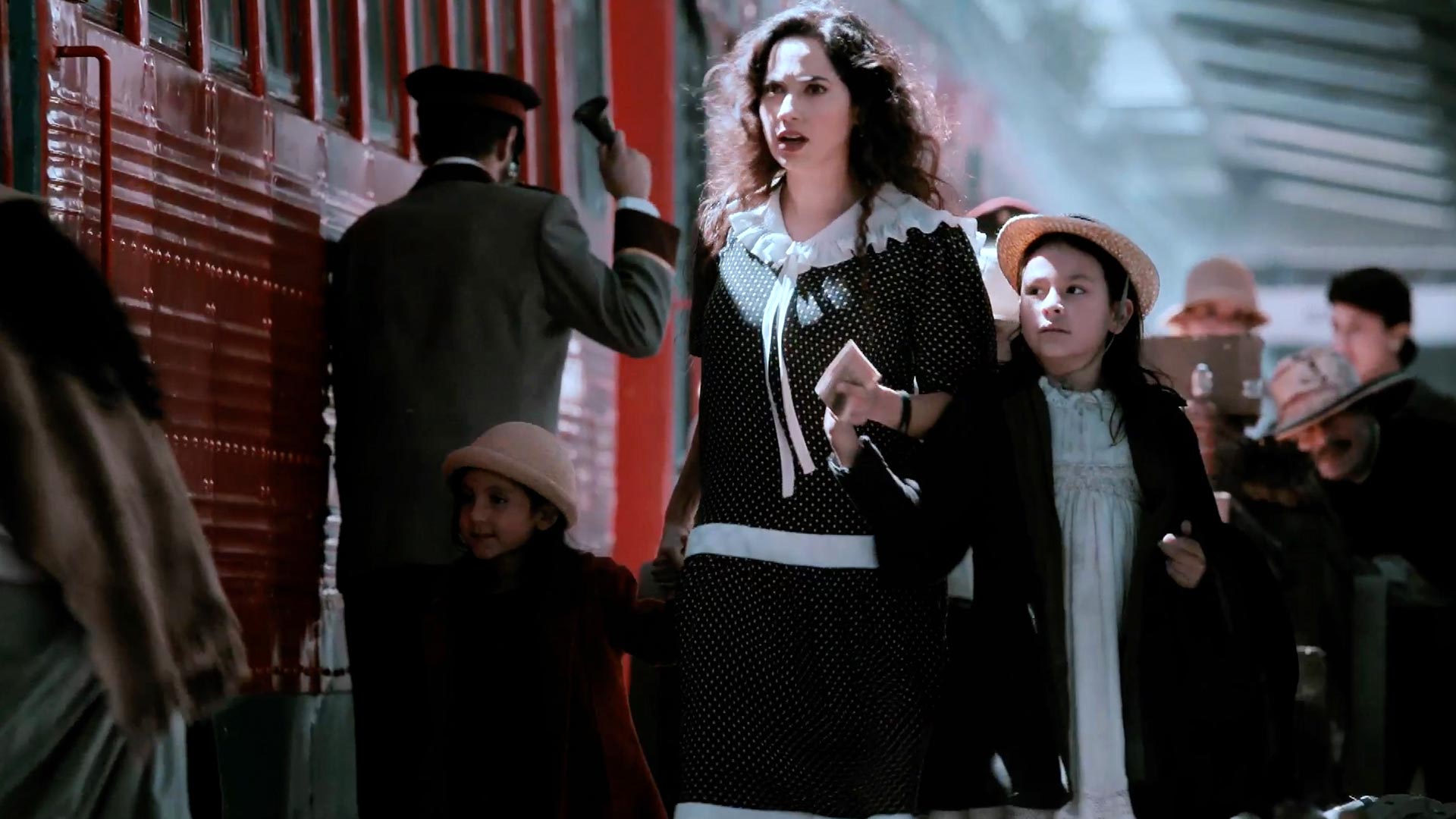 Mujer en la estación del tren, ver  Emma Reyes, biografia de emma reyes, personajes colombianos, emma reyes, series online, series gratis, pobreza, familias colombianas