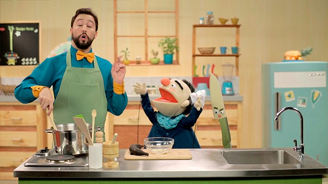 chef con un títere en la cocina