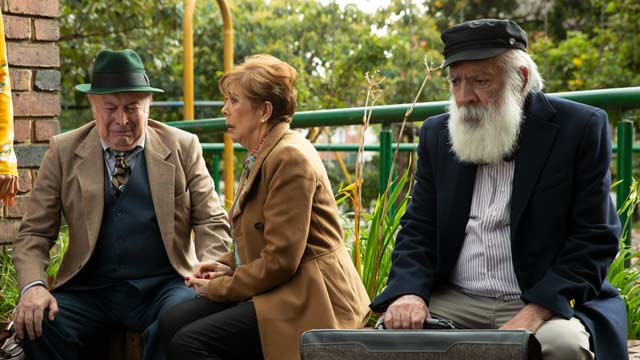 Tres ancianos sentados en un parque