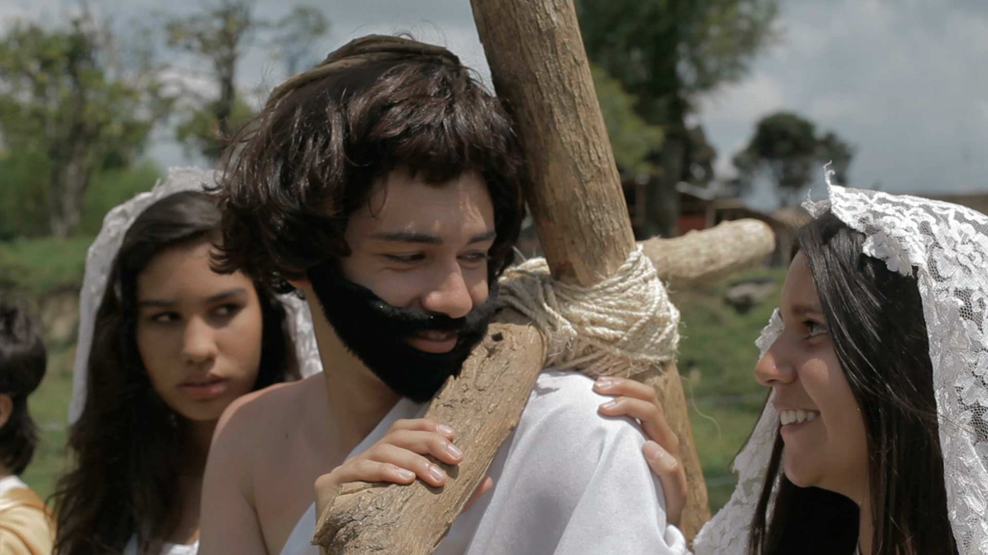 la cruz del Vía Crucis los llena a todos de emoción, semana santa, plegarias, religiosidad, Dos caminos, ver viacrucis gratis, series completas, series religiosas, viernes santo, religion, series online