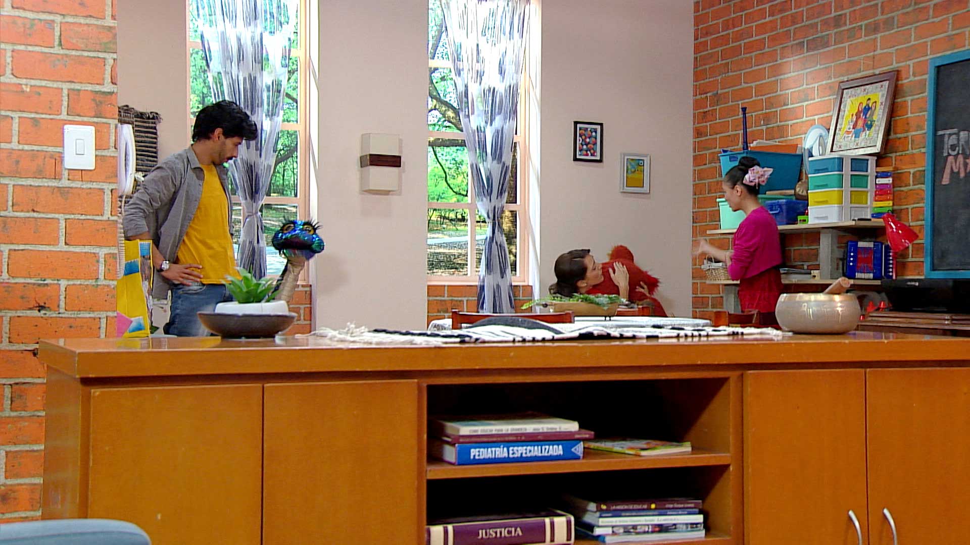 personas y títeres en la cocina 