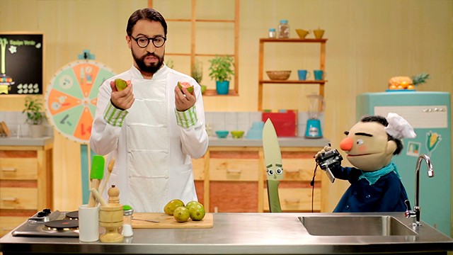 Chef cocinando mientras es grabado