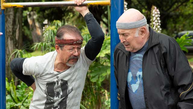 Un par de viejos haciendo ejercicio