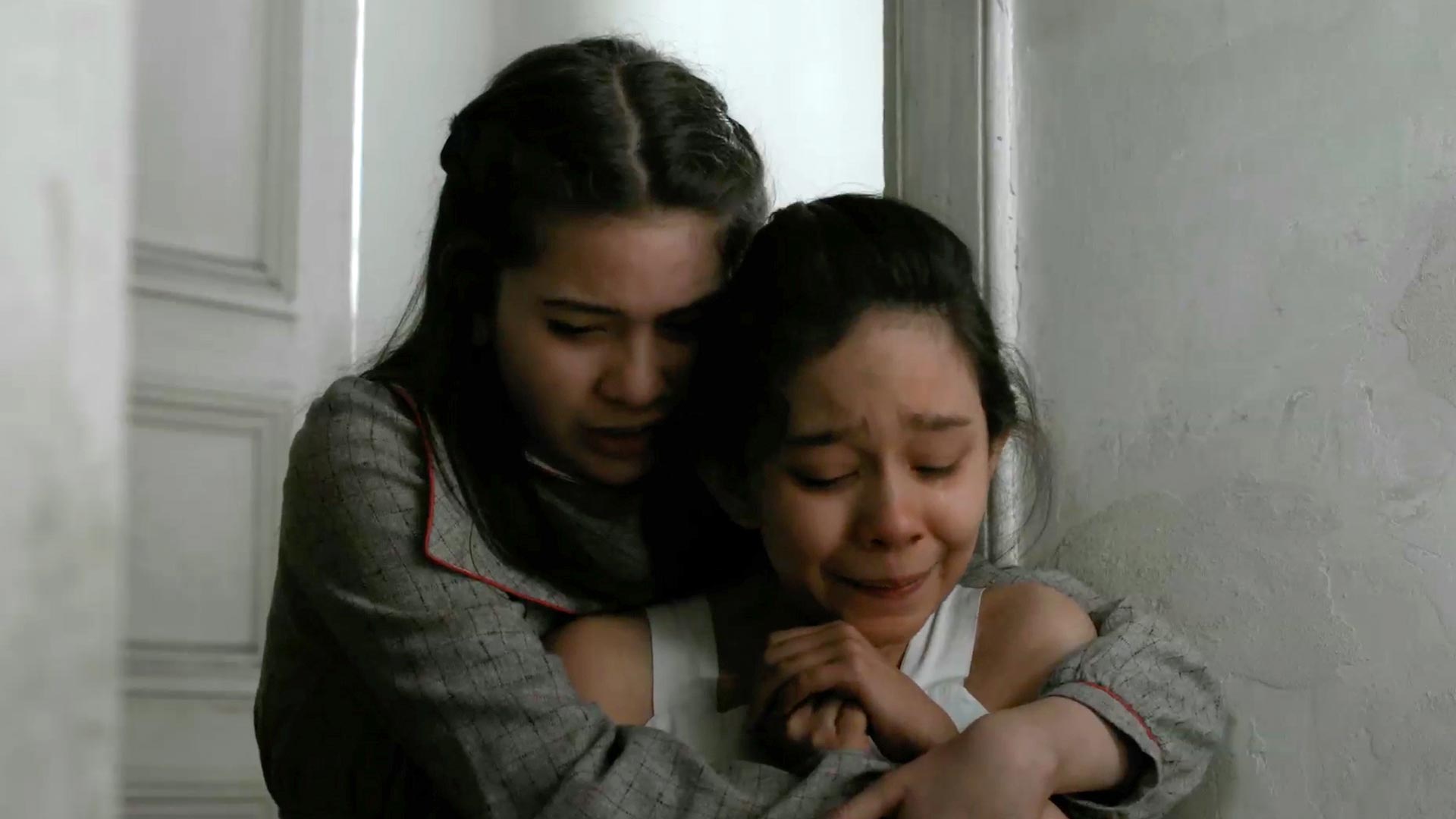 inquilinos, teatreros, niños abandonados, pobreza en colombia, Emma Reyes, ver  Emma Reyes, biografia de emma reyes, personajes colombianos, emma reyes, series online, series gratis, pobreza, familias colombianas