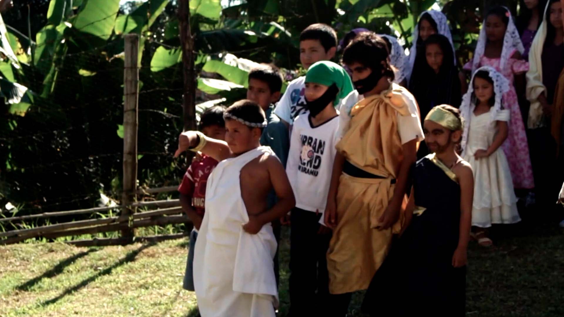 niños disfrazados para el Viacrucis