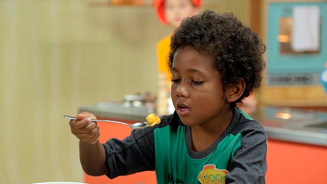niño afrocolombiano comiendo