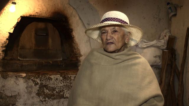 campesina dentro de una choza