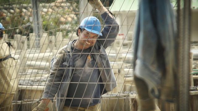 hombre trabajando en la rusa