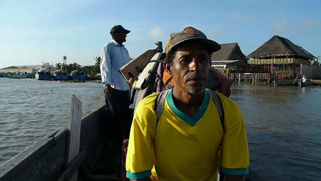 hombres en un bote en el mar Caribe