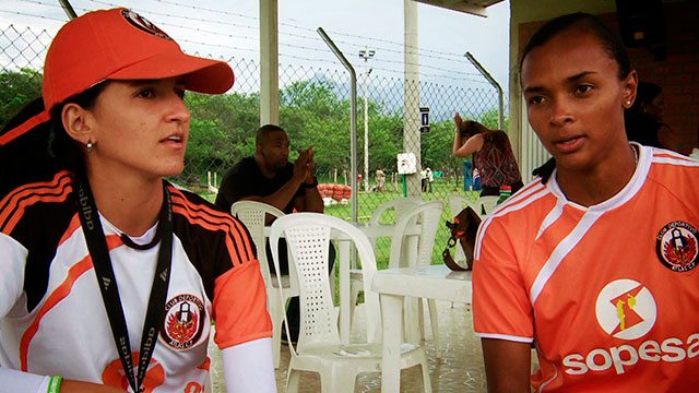 Carolina Pineda hablando con un deportista anónimas extraordinarias serie
