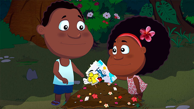 Guillermina y Candelario entierran a su pollito 