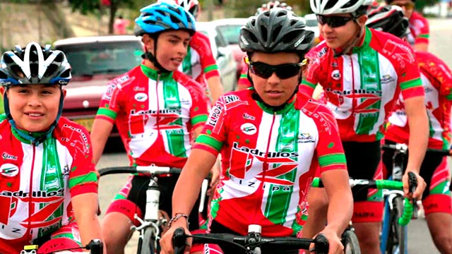 niños entrenando ciclismo
