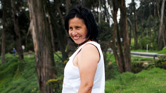 Claudia Corredor mujer artivista en el parque sonriendo anónimas extraordinarias 