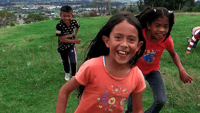 Cogidas, niños corriendo, juego, diversión, atrapar, series en RTVCPlay